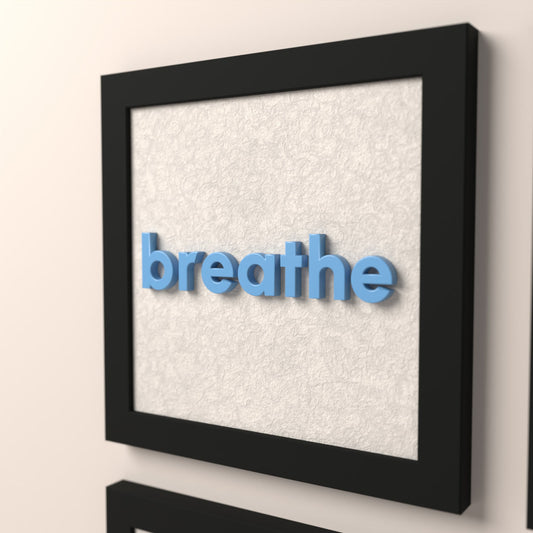 breathe tablosunun yakın çekimi, 3D harfler ve Alcantara kumaş dokusu