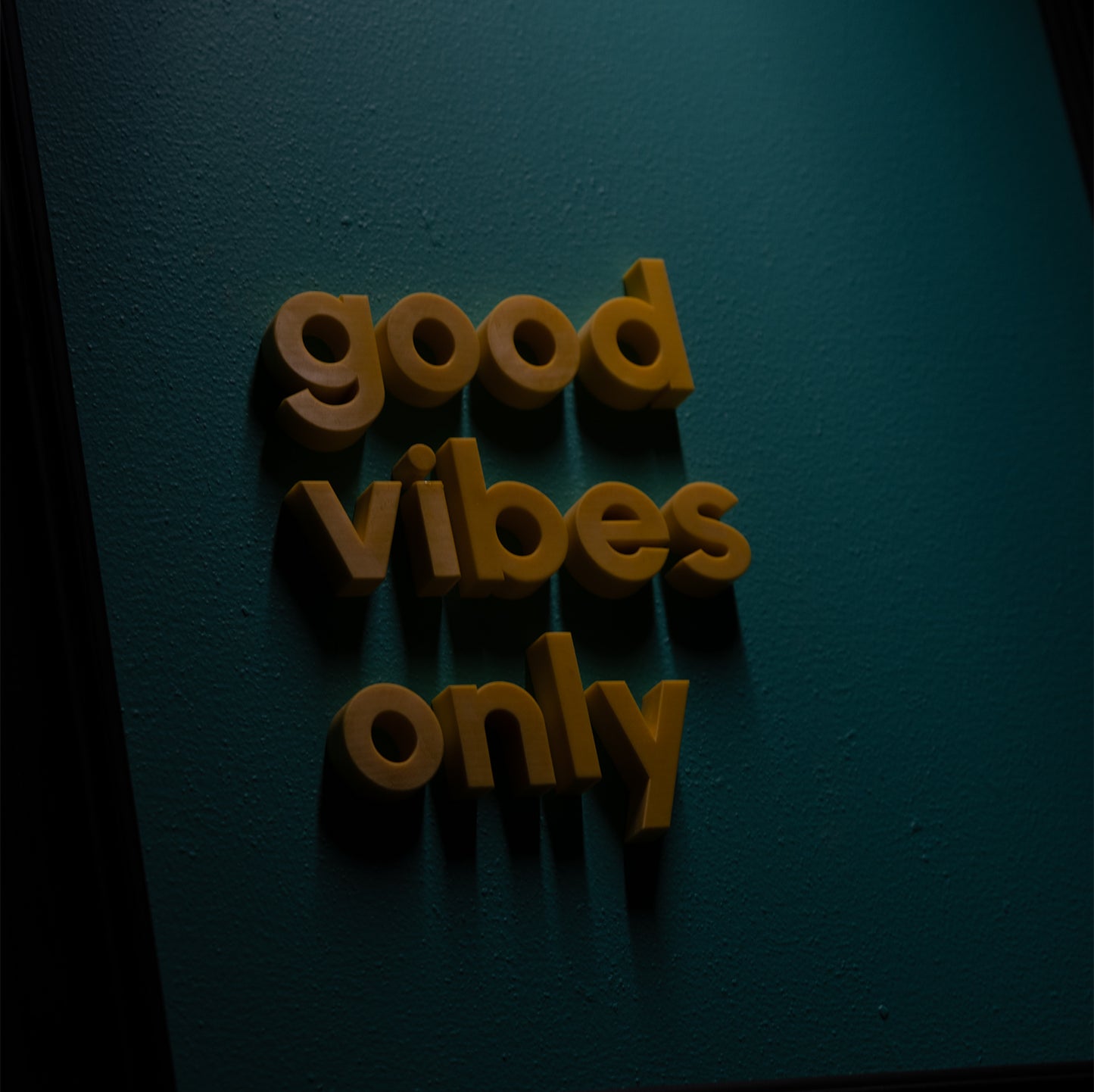 "Good Vibes Only" Modern Kabartma Yazılı Çerçeveli Tablo