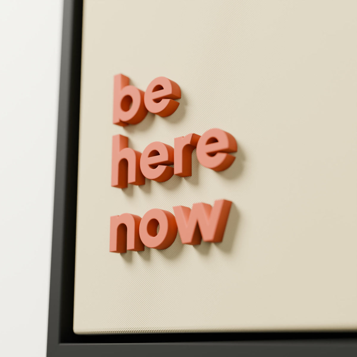 "be here now" 3D harflerin yakın çekimi, terakota harfler ve gabardin kumaş dokusu