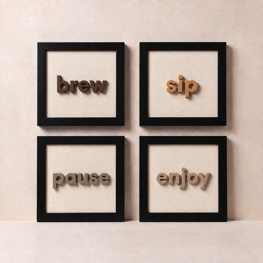 Coffee Club 4’lü tablo seti — brew, sip, pause ve enjoy; siyah çerçeve ve kahve tonları