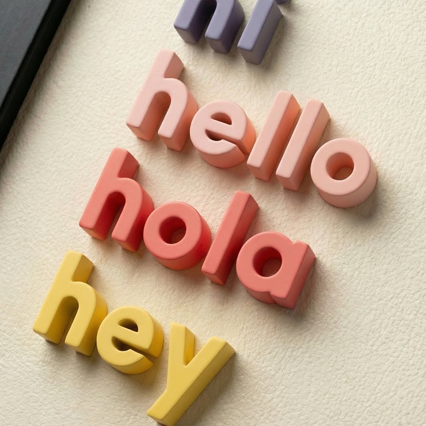 Hi Hello Hola Hey – Minimal Tipografi 3D Duvar Tablosu