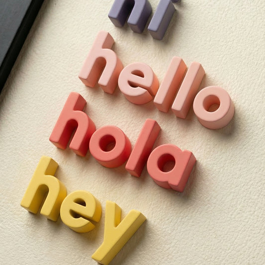 Hi Hello Hola Hey – Minimal Tipografi 3D Duvar Tablosu