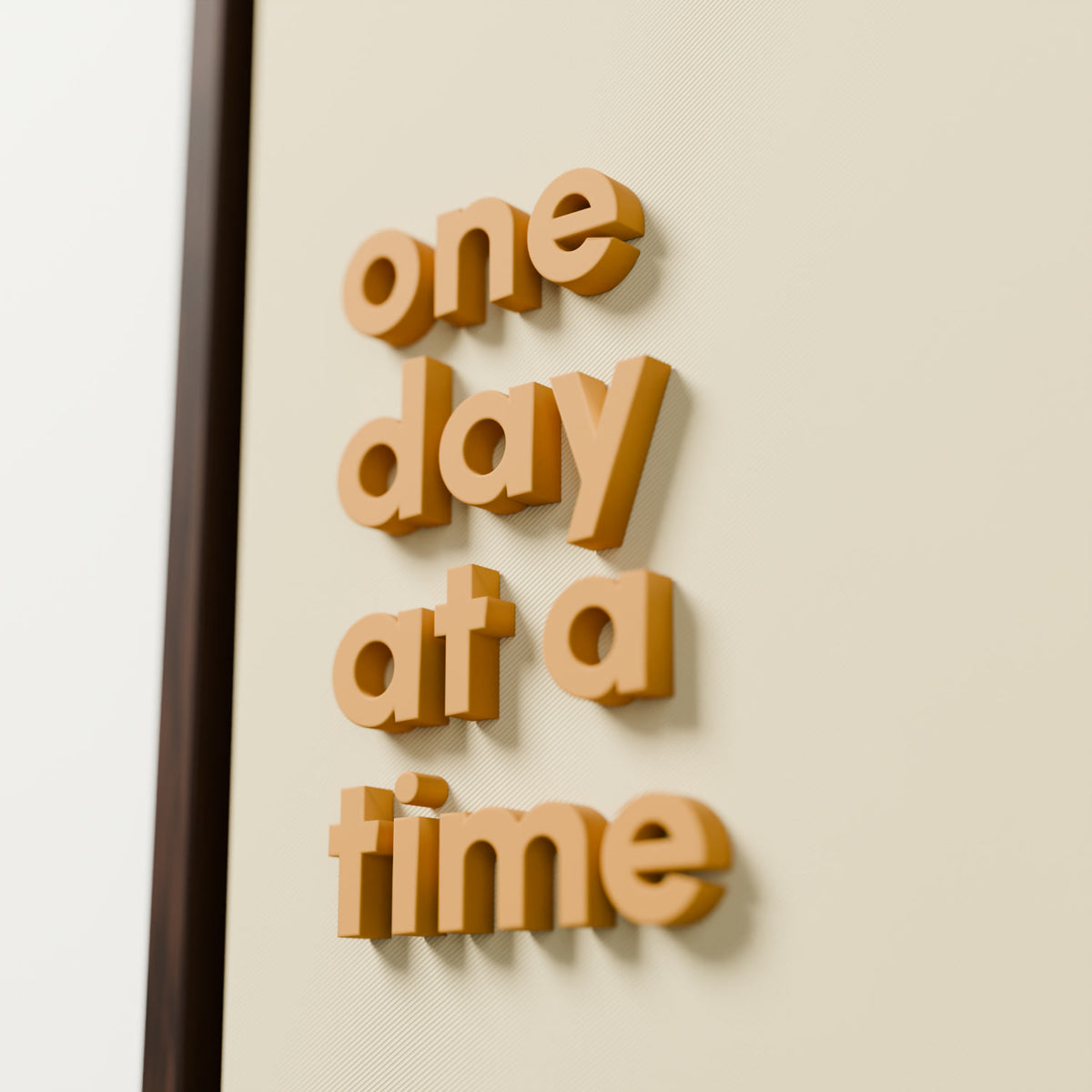 "one day at a time" 3 boyutlu tablo, ceviz çerçeve ve 3D harflerin yakın çekimi