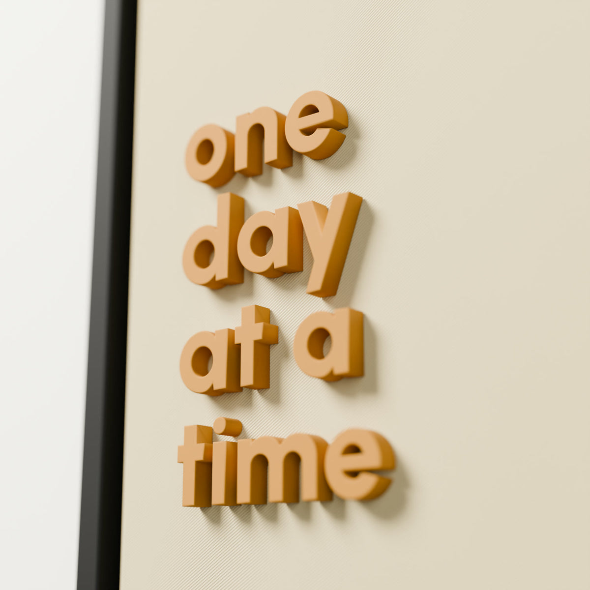 "one day at a time" 3 boyutlu tablo, okra 3D harflerin yakın çekimi