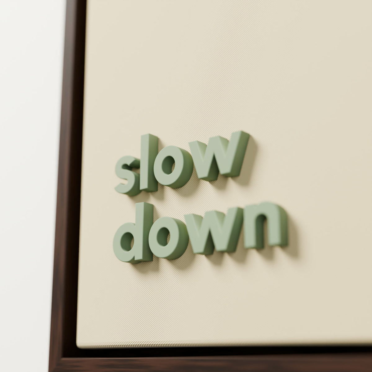 "slow down" 3 boyutlu tablo, ceviz çerçeve ve 3D harflerin yakın çekimi