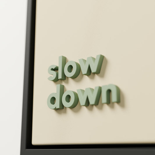 "slow down" 3 boyutlu tablo, adaçayı yeşili 3D harflerin yakın çekimi