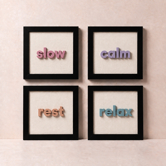 Slow Living 4’lü tablo seti: slow, calm, rest ve relax; siyah çerçeve ve pastel epoksi harfler