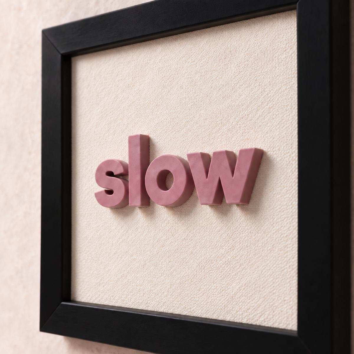 Slow Living setinin gül kurusu slow harfleri ve krem kumaş yüzeyi yakından